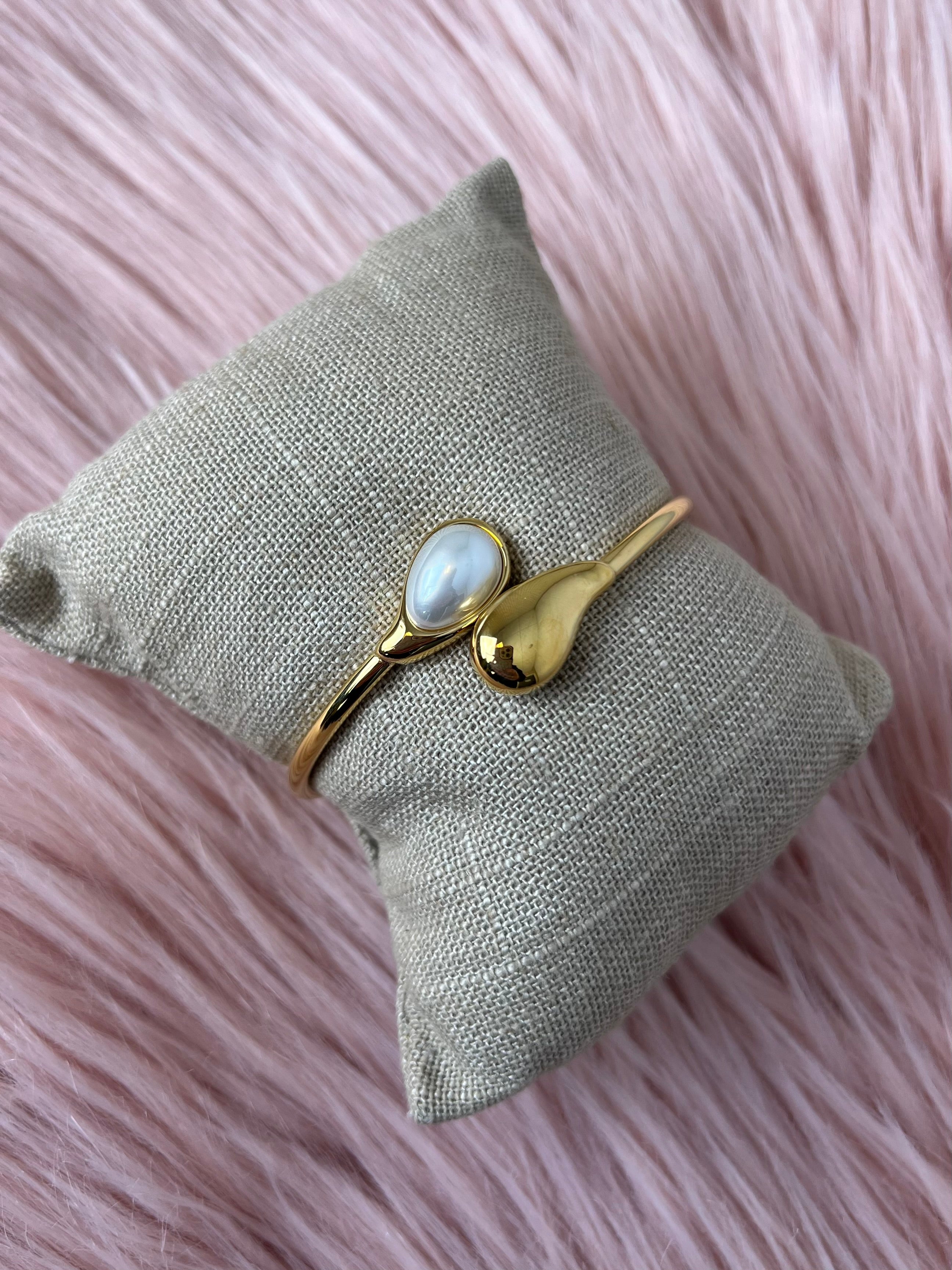 Vita Pearl Bangle– Water & Tarnish Resistant