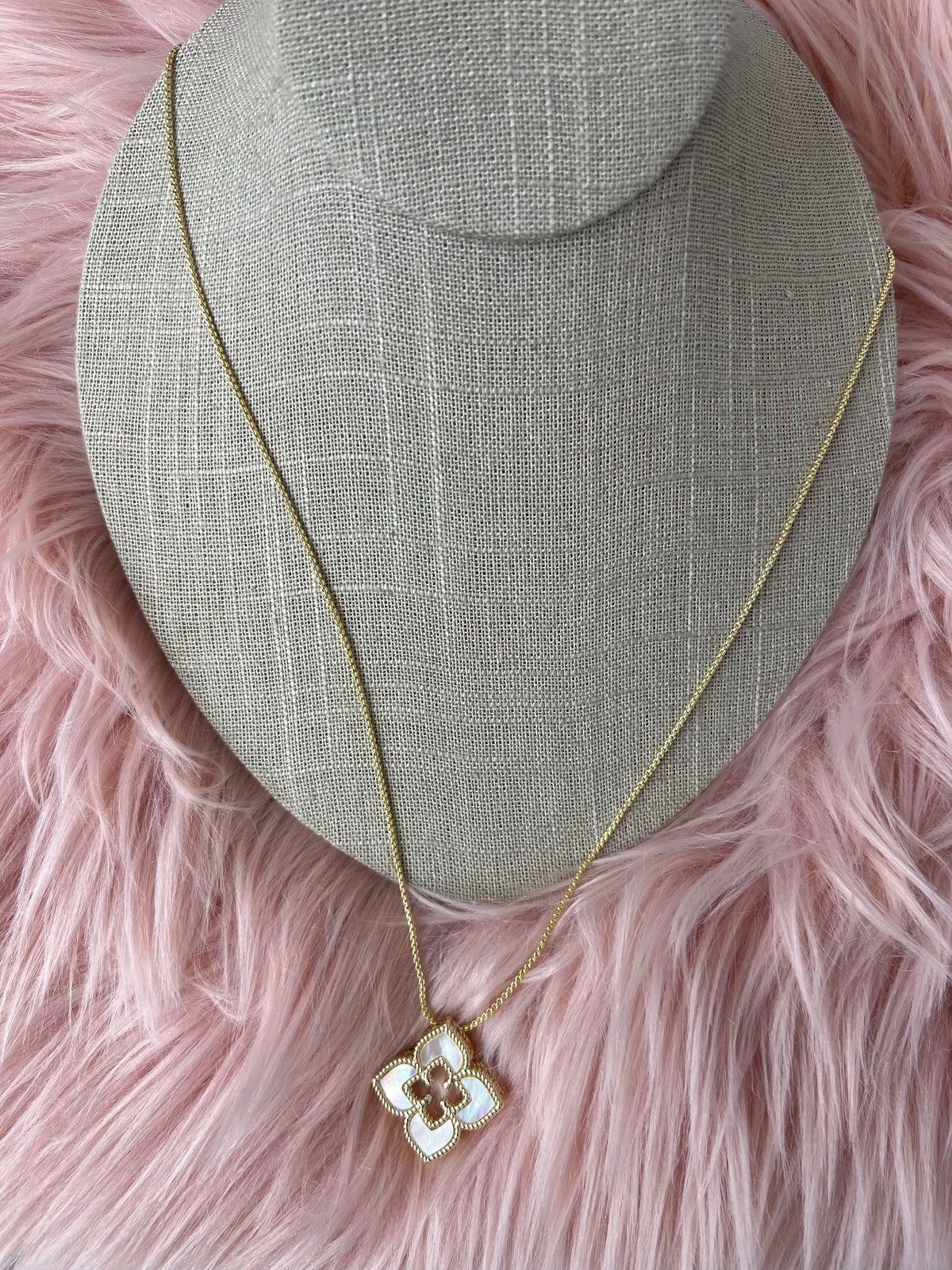 Rae & Jade THE ICON CLOVER NECKLACE - Mother of Pearl