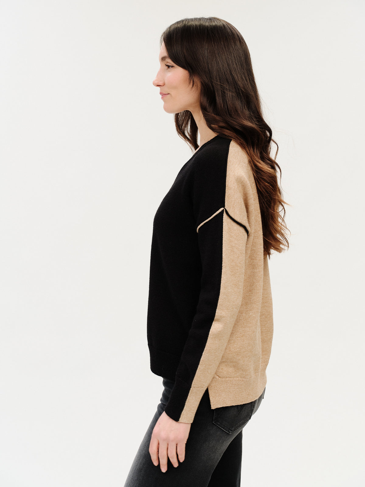 Fiore V-Neck Color Block Exposed Seam Sweater – Black/Camel