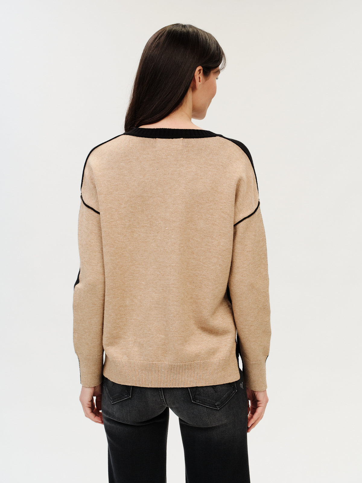 Fiore V-Neck Color Block Exposed Seam Sweater – Black/Camel